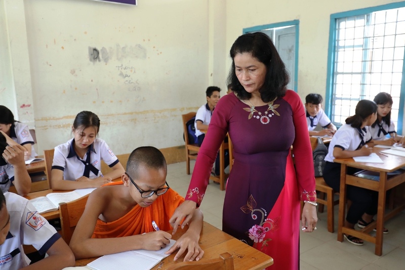 Cô giáo Sa Rôn dạy tiếng Khmer cho học sinh