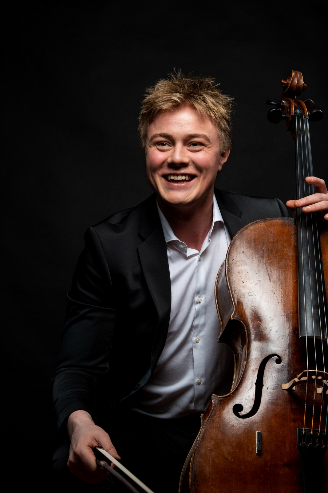 Nghệ sĩ cello tài năng trẻ Đan Mạch Jonathan Swensen
