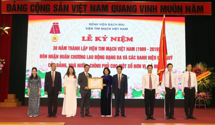 Phó Chủ tịch nước Đặng Thị Ngọc Thịnh trao Huân chương Lao động hạng Ba cho Viện Tim mạch Việt Nam – Bệnh viện Bạch Mai.