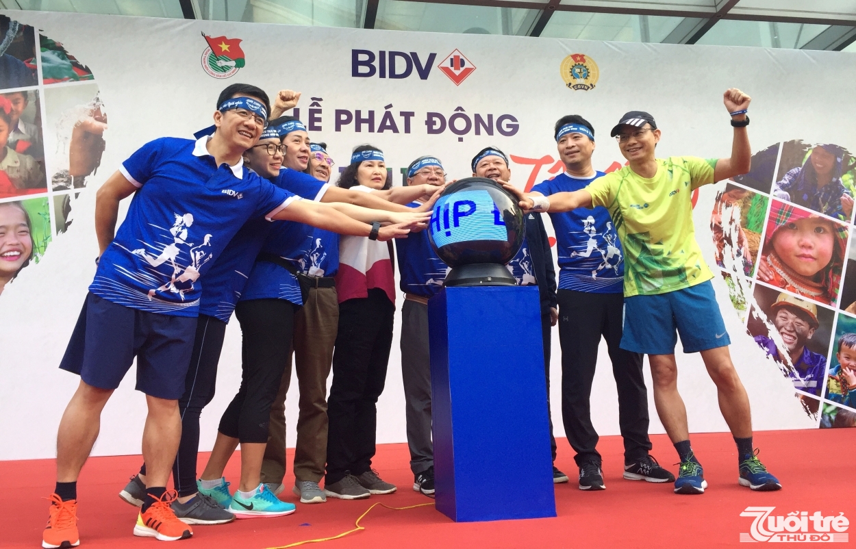 Đại diện lãnh đạo Ngân hàng BIDV phát động giải chạy “Nụ cười BIDV - Tết ấm cho người nghèo 2020” với thông điệp “Triệu trái tim - chung nhịp chạy”