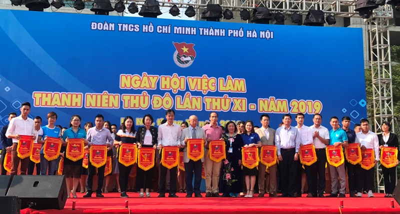 Các đồng chí lãnh đạo, đại diện Ban tổ chức trao cờ lưu niệm tới các đơn vị tham gia