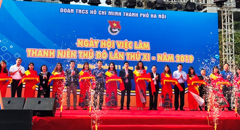 Các đồng chí đại diện lãnh đạo Trung ương Đoàn, thành phố Hà Nội, huyện Hoài Đức, trường Đại học Thành đô, doanh nghiệp cắt băng khai mạc Ngày hội