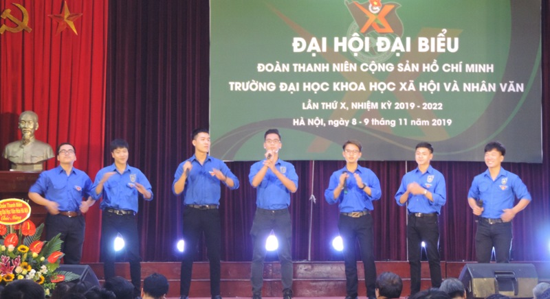 Tiết mục văn nghệ đặc sắc của đoàn viên, sinh viên trường Đại học Khoa học Xã hội và Nhân văn