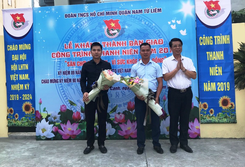 Đại diện lãnh đạo phường Phương Canh tặng hoa cảm ơn đại diện Quận đoàn Nam Từ Liêm và đơn vị tài trợ xây dựng công trình “Sân chơi thiếu nhi – Vì sức khỏe cộng đồng”