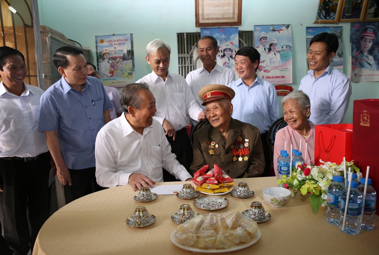 Phó Thủ tướng Thường trực Chính phủ Trương Hòa Bình thăm gia đình ông Nguyễn Ngọc Thạch, lão thành cách mạng