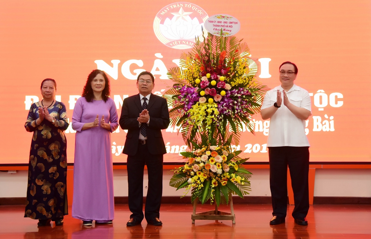 Bí thư Thành ủy Hà Nội Hoàng Trung Hải tặng hoa, chúc mừng Liên khu dân cư 1, 2A, 2B phường Hàng Bài, quận Hoàn Kiếm