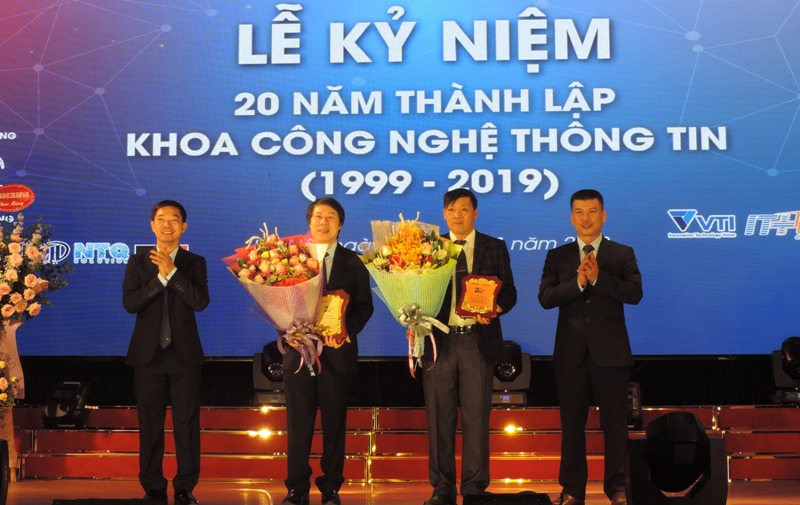 Lãnh đạo khoa Công nghệ thông tin trao kỉ niệm chương tri ân tới những cá nhân dành nhiều sự quan, hỗ trợ cho khoa