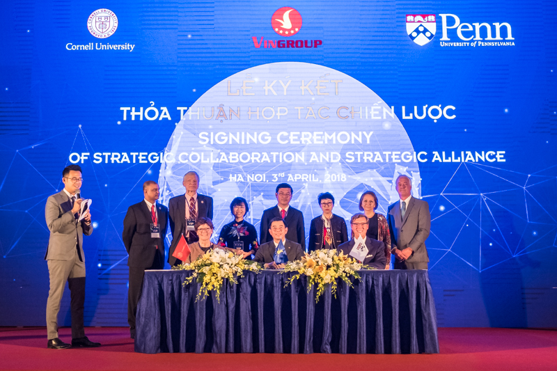TS. Lê Mai Lan, GS. Rohit Verma cùng các Giáo sư Cornell trên công trường xây dựng trao đổi về tiến độ xây ký túc xá và khu labs trong khuôn viên Đại học VinUni.