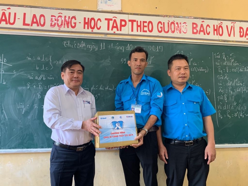 Đoàn công tác của Ban tổ chức chương trình “Chia sẻ cùng thầy cô” năm 2019 tặng quà thầy Thạch Minh Trí