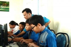 Thầy giáo trẻ mang “công nghệ số” đến học sinh Khmer