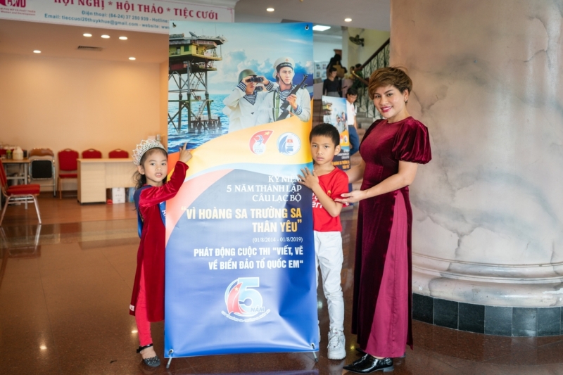 Chị Bạch Lệ Thoa và các con