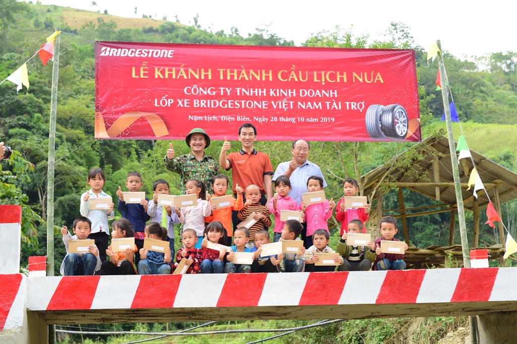 Lễ khánh thành cầu do Bridgestone tài trợ tại Nặm Lịch