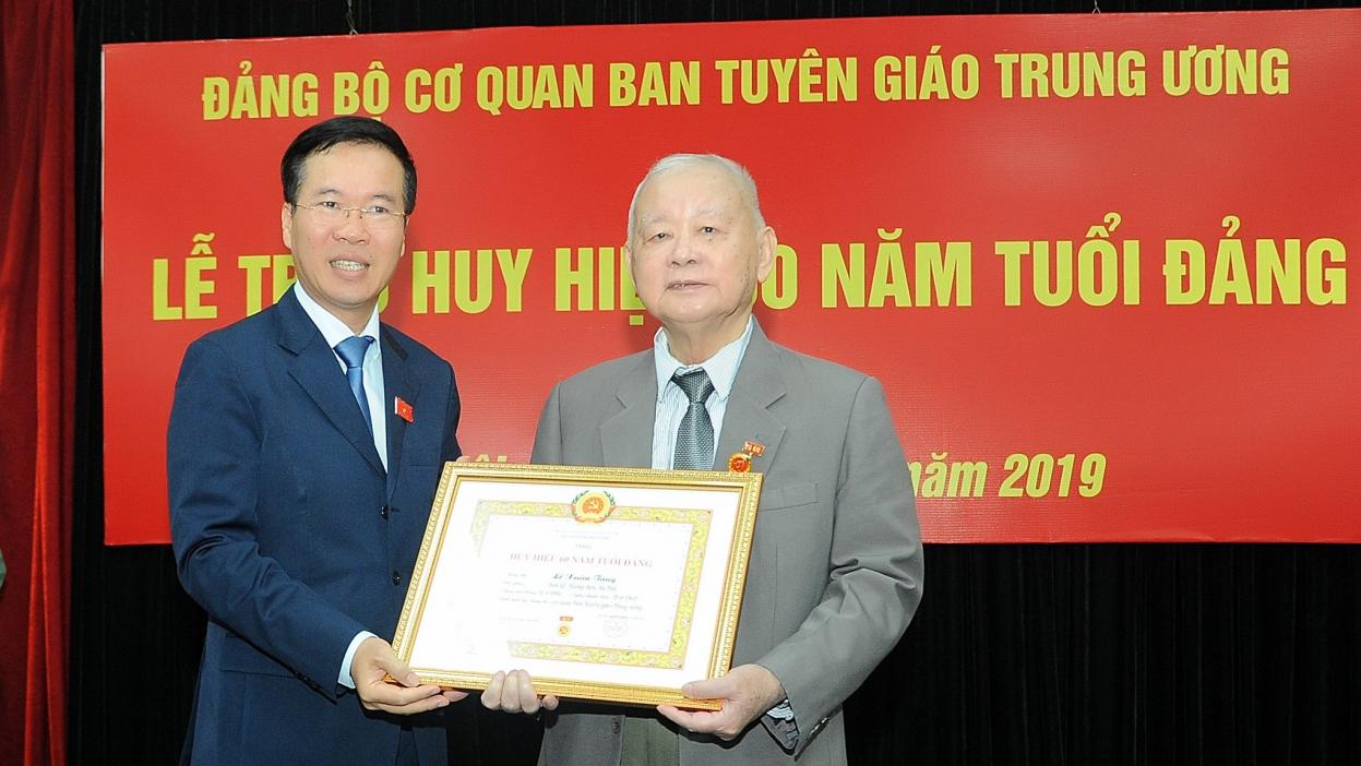 Nguyên Bí thư Thành ủy Hà Nội Lê Xuân Tùng nhận Huy hiệu 60 năm tuổi Đảng
