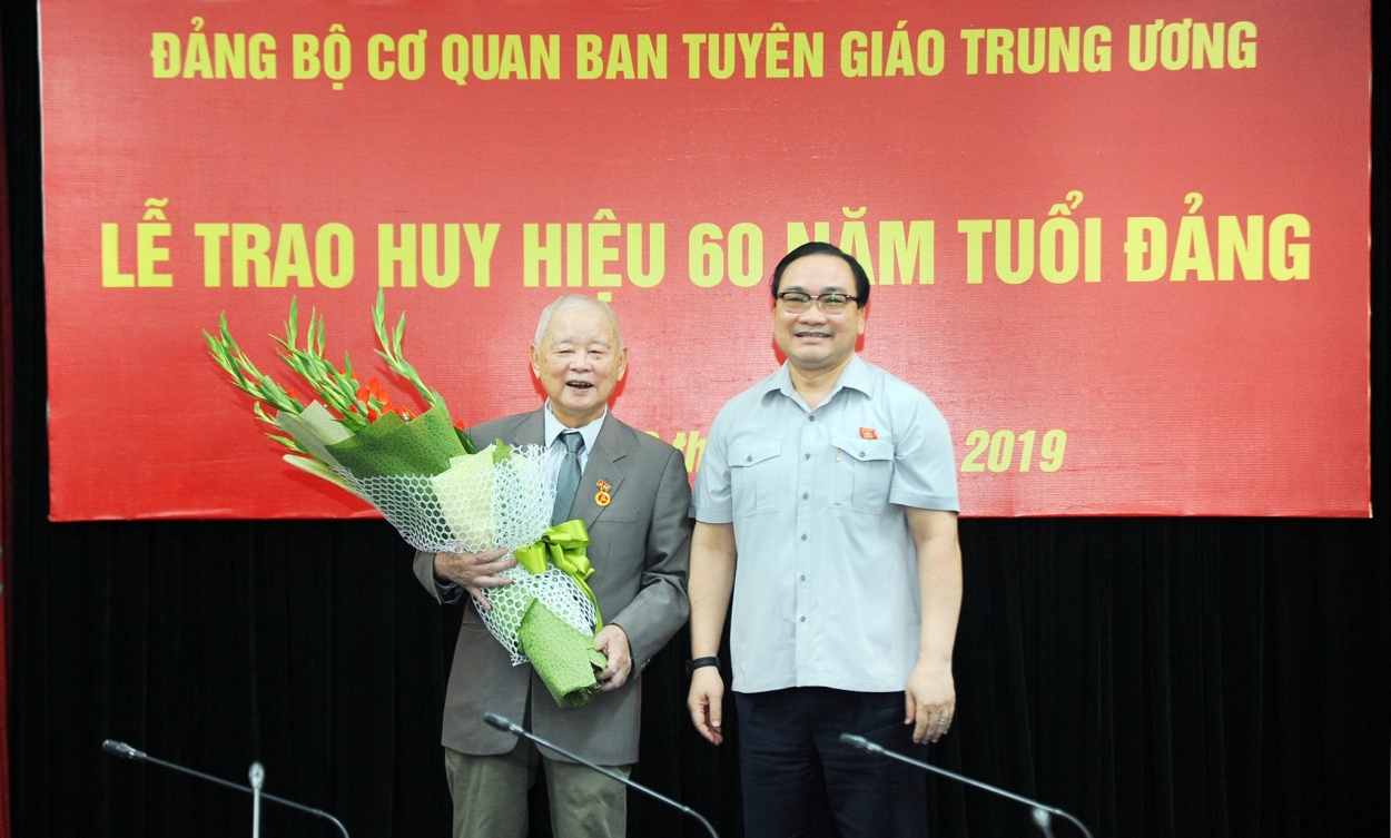 Bí thư Thành ủy Hà Nội Hoàng Trung Hải tặng hoa chúc mừng đồng chí Lê Xuân Tùng