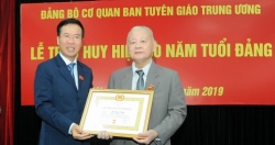 Nguyên Bí thư Thành ủy Hà Nội Lê Xuân Tùng nhận Huy hiệu 60 năm tuổi Đảng