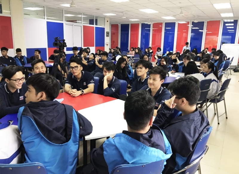 Các em học sinh trường Nguyễn Siêu chăm chú lắng nghe thầy Andy Ngọc Anh chia sẻ về bí quyết chinh phục IELTS