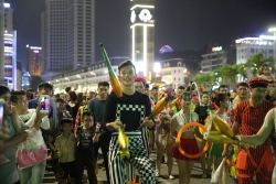 Cuồng nhiệt đêm diễu hành nghệ thuật xiếc đường phố tại Hạ Long