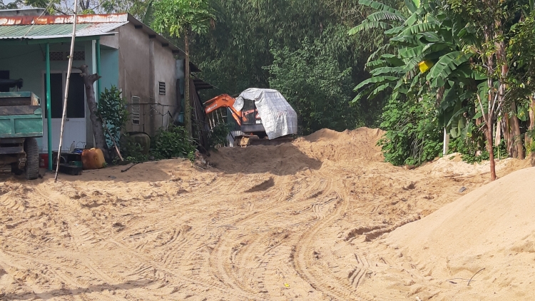 Các bãi tập kết cát được chủ hộ cho hoạt động cạnh nhà cùng phương tiện (Ảnh: V.Q