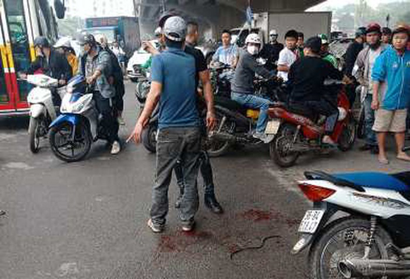 Hình ảnh hiện trường vụ án chồng chém vợ gục giữa đường được chia sẻ trên mạng xã hội