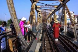Hà Nội: Rào chắn cầu Long Biên ngăn khách chui vào đường tàu chụp ảnh