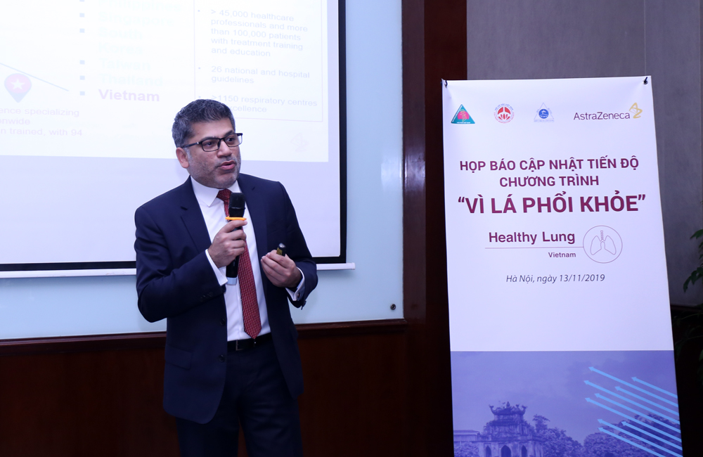 Ông Nitin Kapoor, Tổng Giám đốc AstraZeneca tại Việt Nam và các thị trường mới nổi khu vực Châu Á giới thiệu chương trình “Vì lá phổi khỏe”