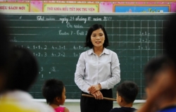 Cô giáo Đỗ Thị Hợp gắn bó với học trò nơi bản nghèo