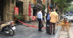 Hà Nội: Cửa kính khách sạn rơi xuống hè phố khiến 3 người bị thương