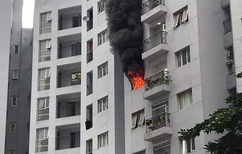 Cháy căn hộ tầng 6, chung cư ở Hà Nội khiến nhiều cư dân tháo chạy trong hoảng loạn