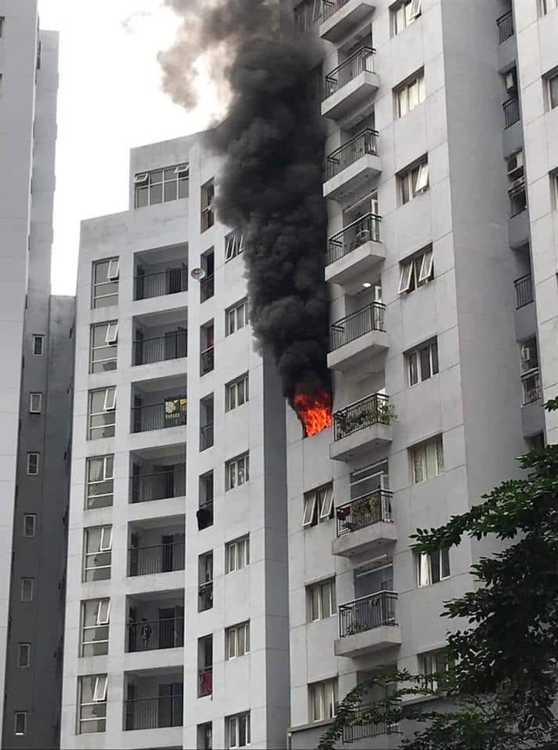 Khi phát hiện ra cháy căn hộ ở chung cư CT2A, người dân đã báo ngay cho lực lượng Cảnh sát PCCC