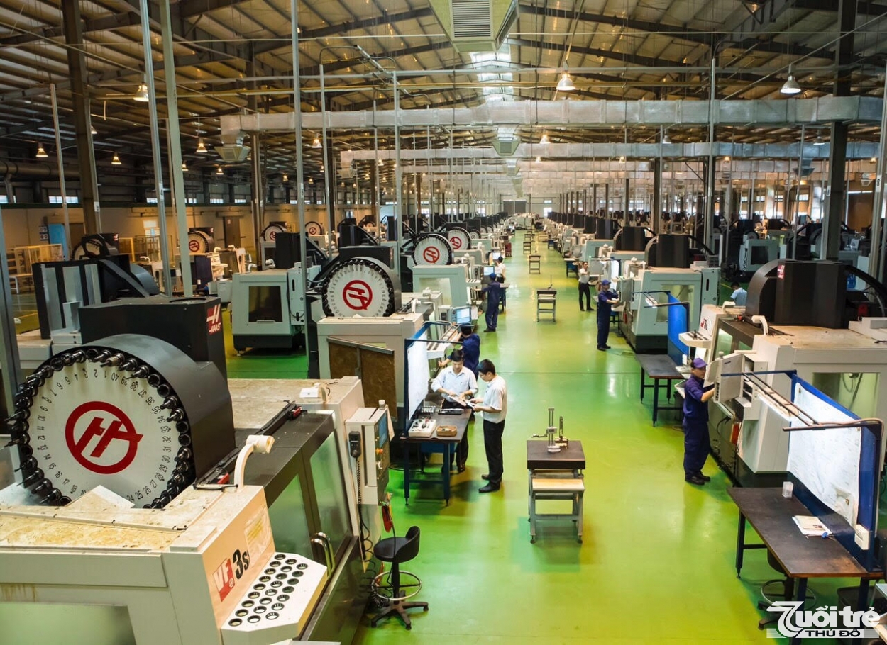 Với cơ cấu dân số đang ở tỷ lệ “vàng”, Việt Nam phù hợp với việc phát triển các ngành công nghiệp sản xuất.