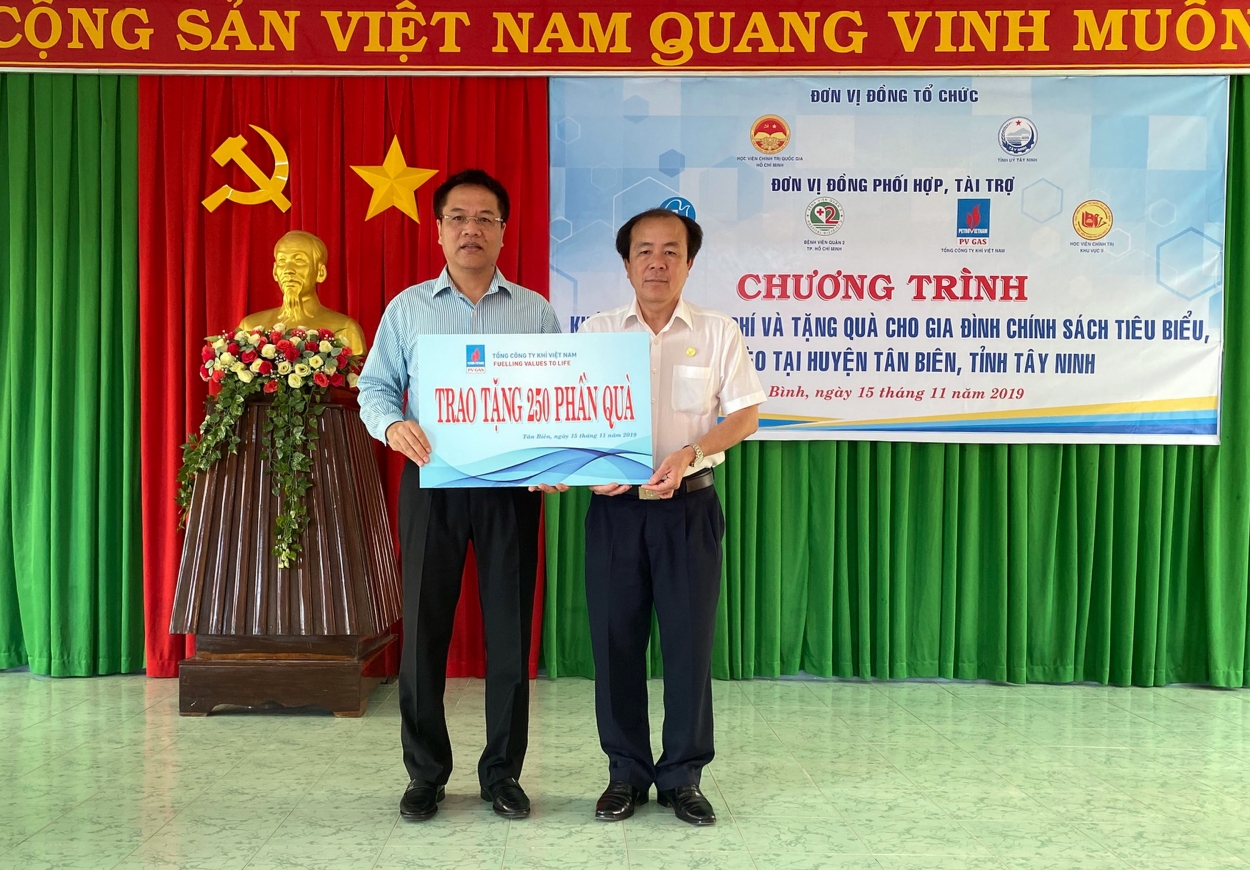 Đồng chí Vũ Đình Huy, Trưởng Ban Thị trường đại diện PV GAS trao 250 phần quà cho các bệnh nhân khó khăn tham gia chương trình