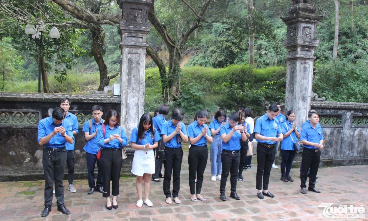 Đoàn Thanh niên Tổng Công ty Du lịch Hà Nội dâng hương tưởng niệm tại Khu du lịch Đền Gióng Sóc Sơn