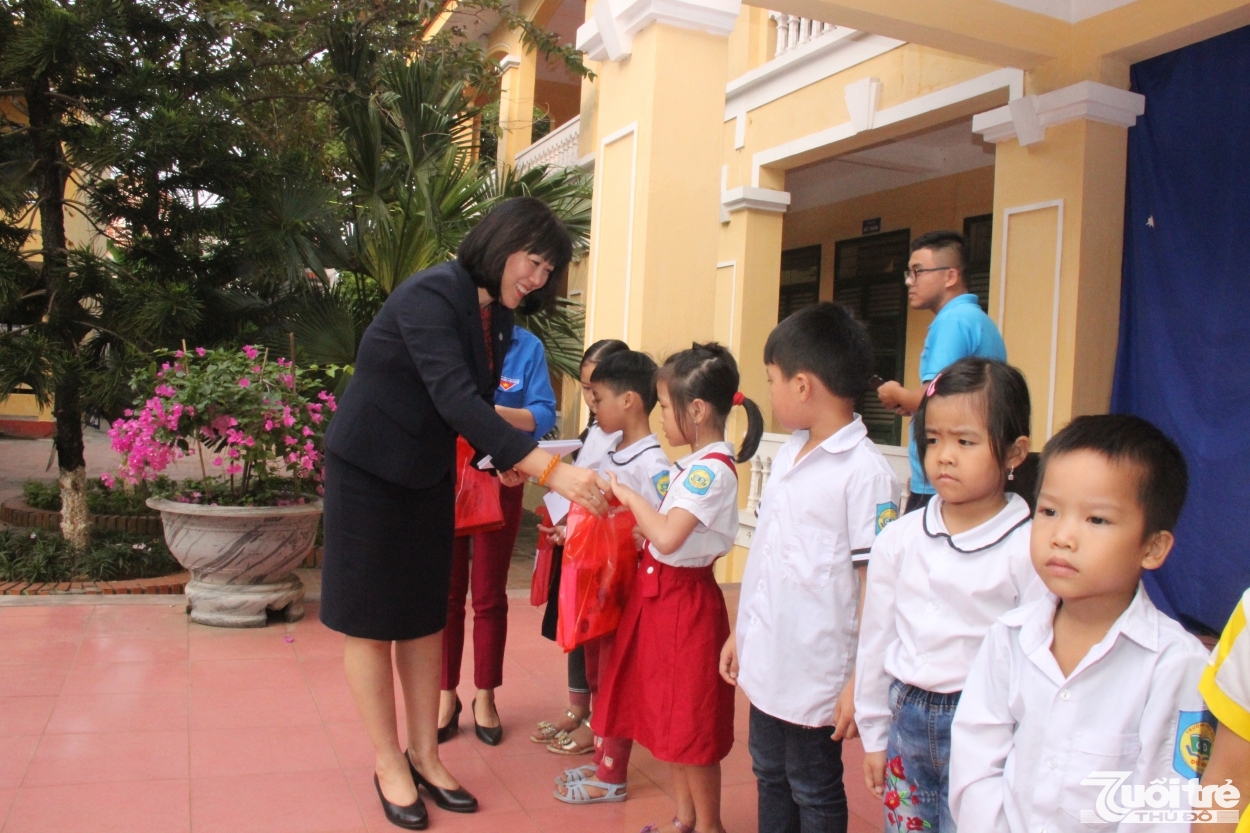 Chị Nguyễn Thị Vân, UVBTV Đảng ủy, Phó Tổng Giám đốc Tổng Công ty Du lịch Hà Nội tặng quà các em học sinh có thành tích trong học tập trong khuôn khổ chương trình “Tình nguyện mùa Đông”