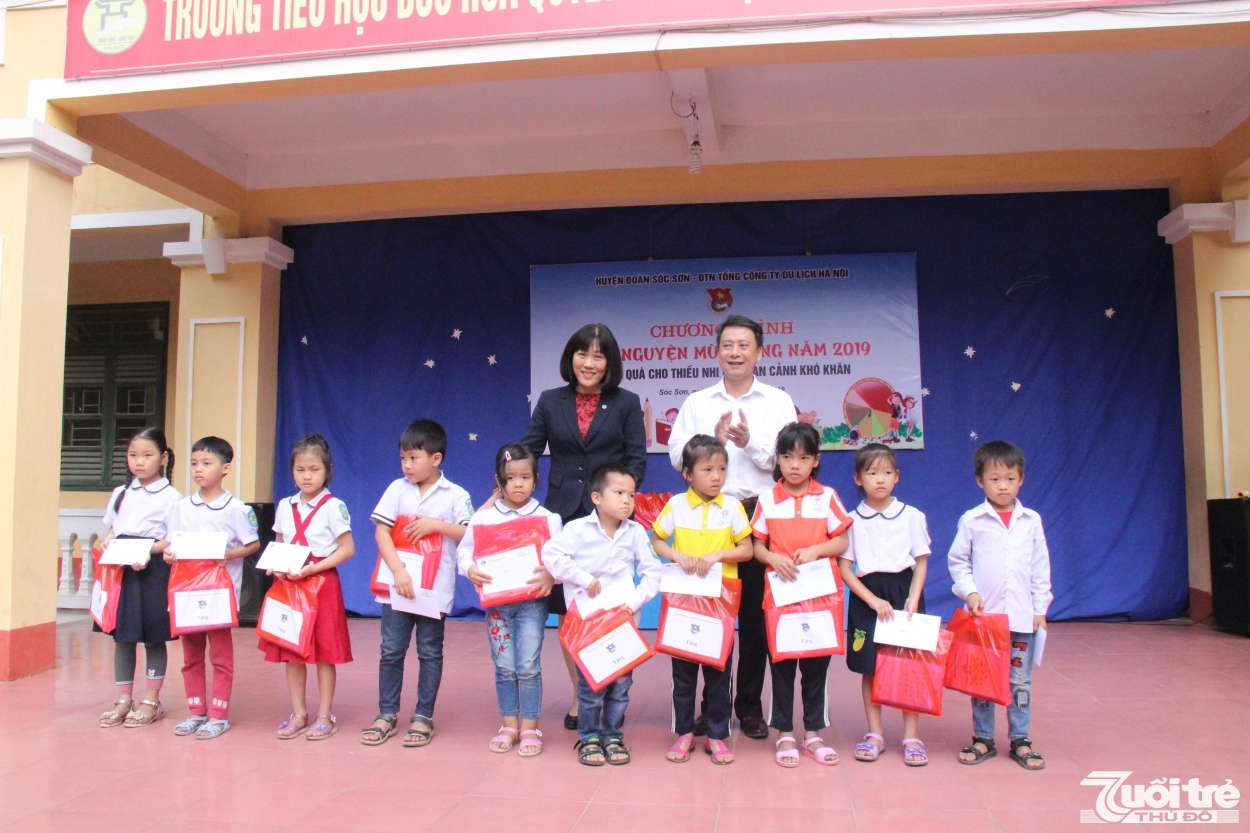 Đoàn Thanh niên Tổng Công ty Du lịch Hà Nội đã phối hợp với Huyện đoàn Sóc Sơn đã trao tặng 30 suất quà tới 30 em học sinh trong chương trình “Tình nguyện mùa Đông”