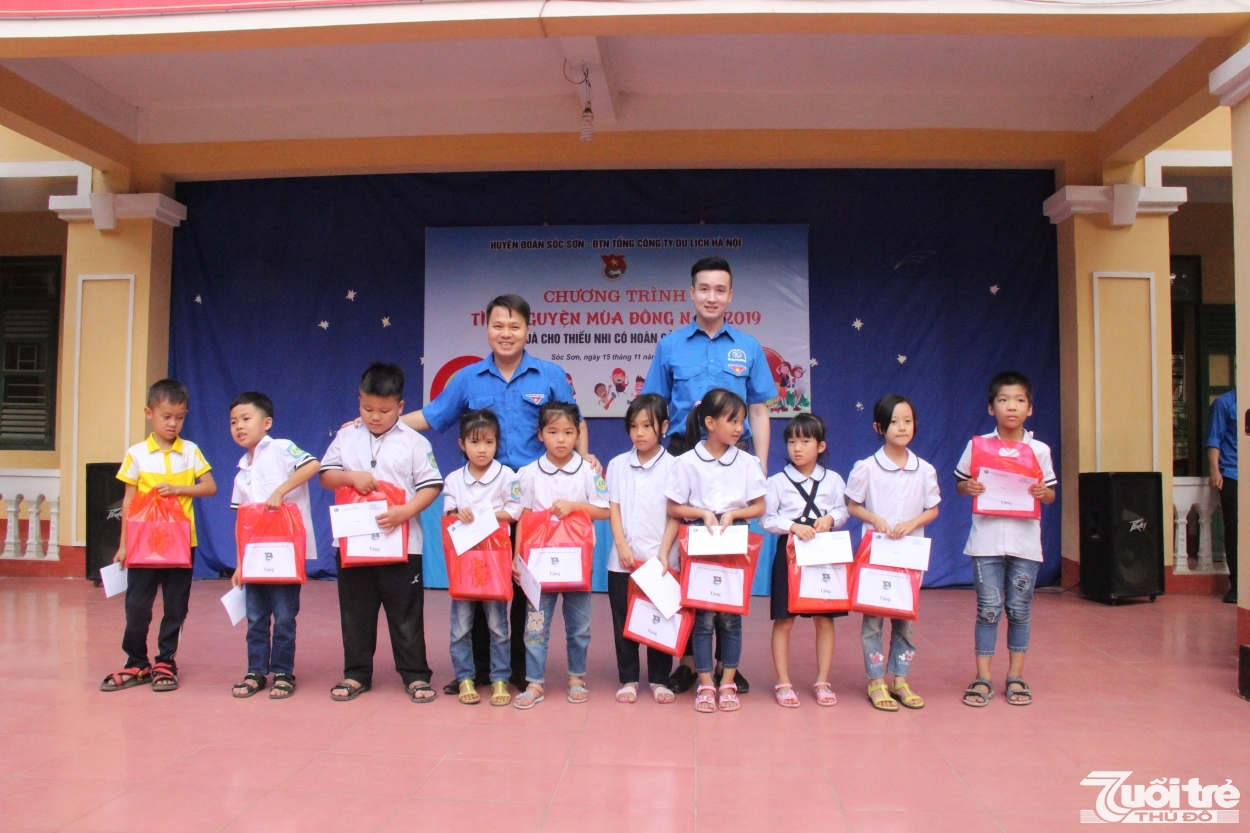 Các em học sinh được nhận quà trong chương trình “Tình nguyện mùa Đông” đều có hoàn cảnh khó khăn và có thành tích cao trong học tập