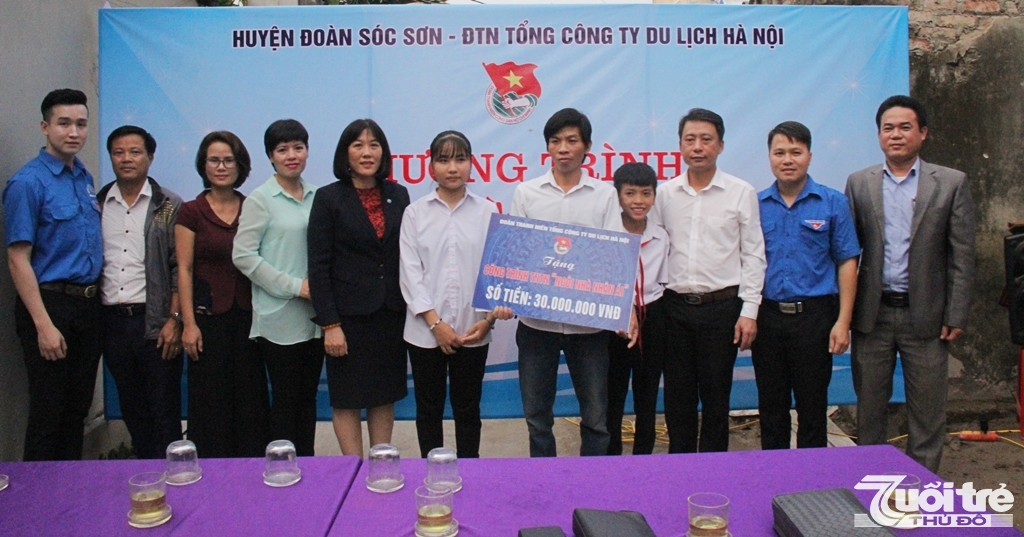 Đoàn thanh niên Tổng Công ty Du lịch Hà Nội đã trao tặng số tiền 30 triệu đồng để khởi công công trình thanh niên tình nguyện “Ngôi nhà nhân ái” tại thôn Đức Hậu, xã Đức Hòa
