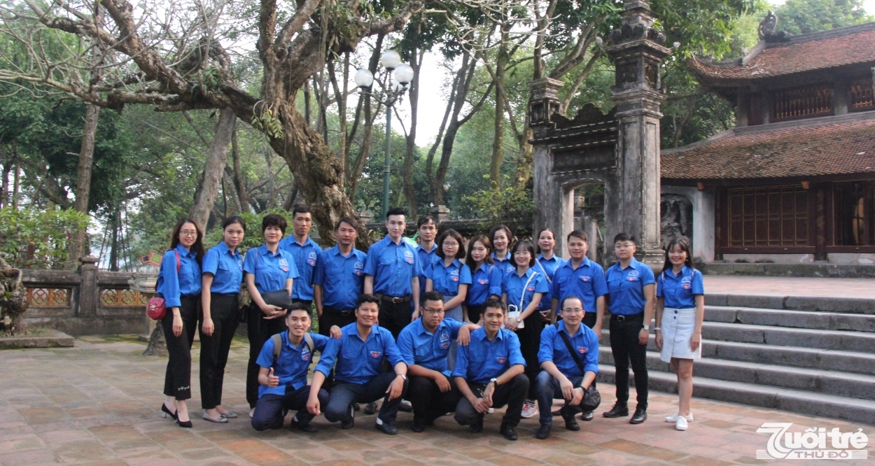 Đoàn Thanh niên Tổng Công ty Du lịch Hà Nội chụp ảnh lưu niệm tại Khu di tích lịch sử Đền Gióng Sóc Sơn trong khuôn khổ chương trình “Tình nguyện mùa Đông”
