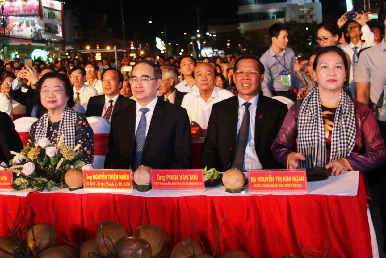 Từ phải qua trái: Đồng chí Nguyễn Thị Kim Ngân - Ủy viên BCT, Chủ tịch Quốc hội; Đồng chí Phan Văn Mãi - Ủy viên BCH Trung ương Đảng, Bí thư Tỉnh ủy - Chủ tịch HĐND tỉnh Bến Tre; Đồng chí Nguyễn Thiện Nhân - Ủy viên BCT, Bí thư Thành ủy TP HCM; Đồng chí Trương Mỹ Hoa - nguyên Bí thư Trung ương Đảng, nguyên Phó Chủ tịch nước tham dự Lễ khai mạc