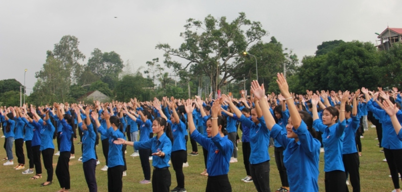 Các bạn trẻ biểu diễn văn nghệ trong Hành trình “Tôi yêu Tổ quốc tôi”