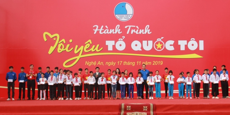 Đại diện Ban Tổ chức trao học bổng cho các em học sinh trong Hành trình