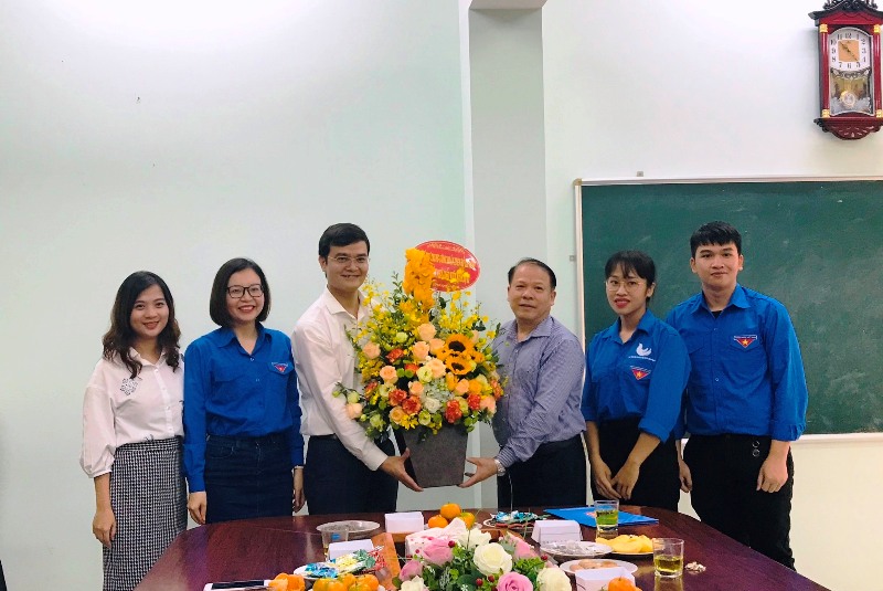 Lãnh đạo Trung ương Đoàn thăm, chúc mừng thầy Trần Văn Phòng