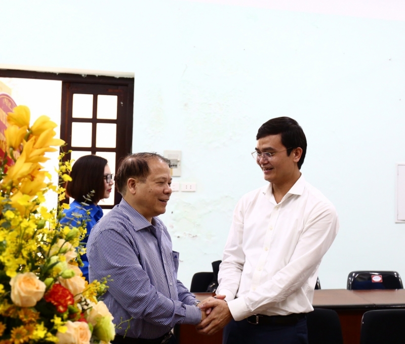 Đồng chí Bùi Quang Huy, Bí thư Trung ương Đoàn, Chủ tịch Hội Sinh viên Việt Nam chúc mừng thầy Trần Văn Phòng