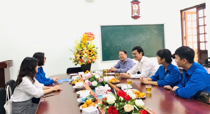 Thầy Trần Văn Phòng tiếp đoàn công tác của Trung ương Đoàn