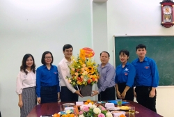 Lãnh đạo Trung ương Đoàn thăm, chúc mừng thầy Trần Văn Phòng