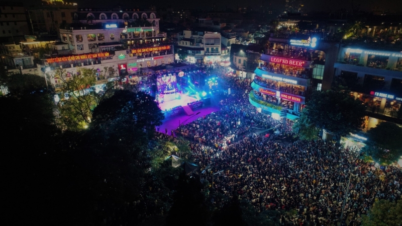 Soobin Hoàng Sơn thổi bùng đêm nhạc tại Quảng trường Đông Kinh Nghĩa Thục