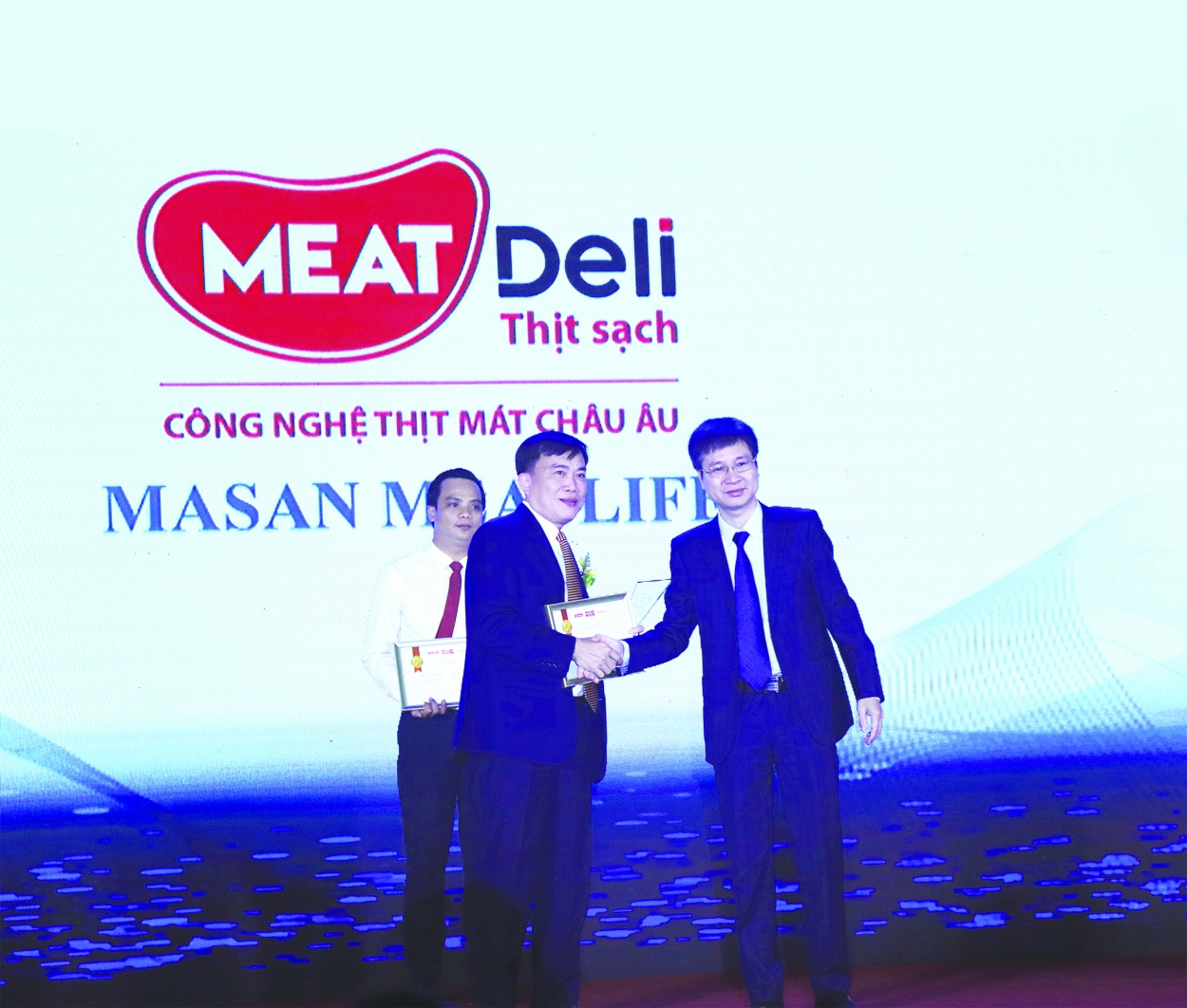 Ông Phạm Trung Lâm (trái) - Tổng Giám đốc công ty Masan MEATLife nhận giải thưởng Tin &amp; Dùng năm 2019