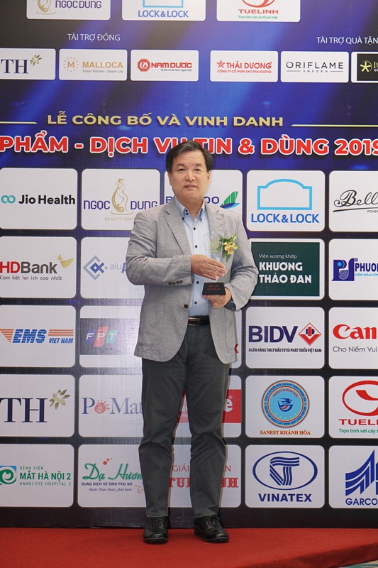 Ông Chun Hae Woo - Tổng Giám đốc Công ty Lock &amp; Lock Việt Nam, nhận kỷ niệm chương và giấy chứng nhận Top 10 Sản phẩm, Dịch vụ Tin &amp; Dùng 2019