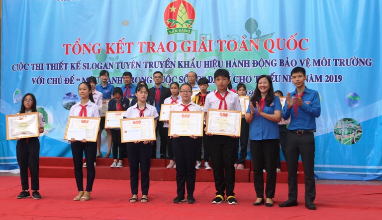 Trao giải cuộc thi Thiết kế Slogan tuyên truyền khẩu hiệu bảo vệ môi trường