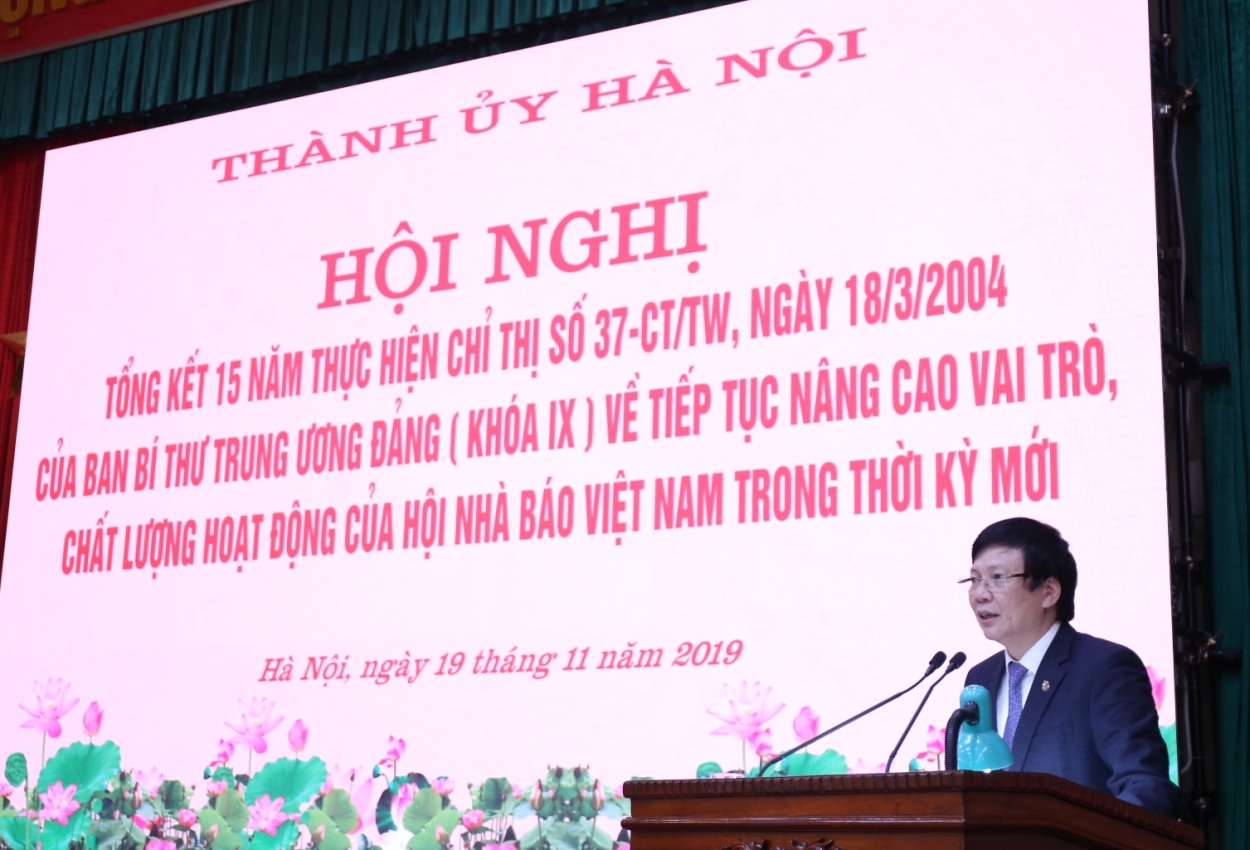 Phó Chủ tịch Thường trực Hội Nhà báo Việt Nam Hồ Quang Lợi phát biểu tại hội nghị