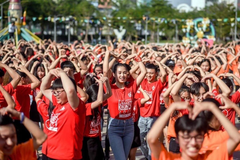 Hoa hậu Tiểu Vy cùng các bạn học sinh, sinh viên tham gia nhảy flashmob, dân vũ để lan tỏa thông điệp của chương trình năm nay là “Tử tế với sức khỏe – Vì lợi ích của chính bạn và cộng đồng” và “Chấm dứt bạo lực giới – Phòng chống HIV/AIDS